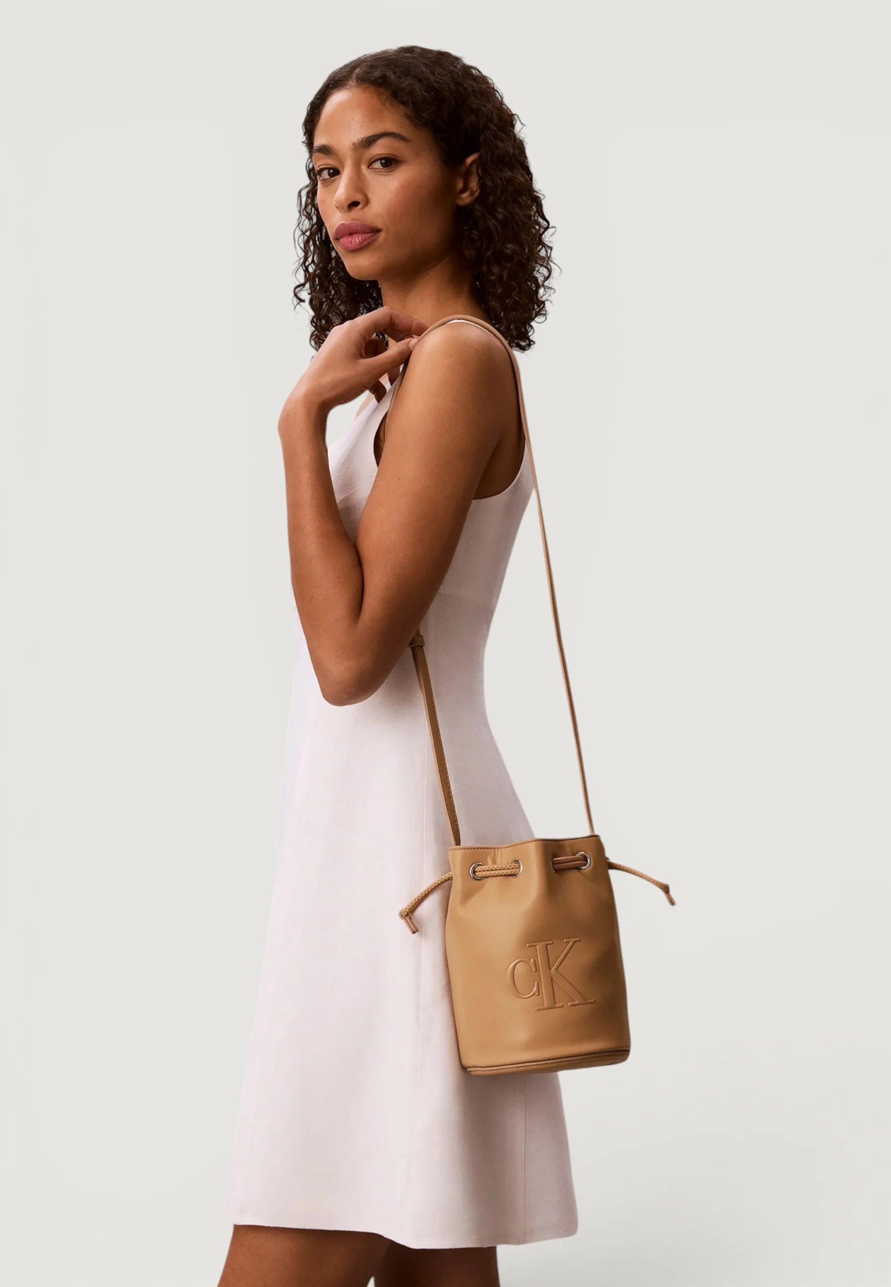 Borsa Calvin Klein BOLD CK SMALL BUCKET BAG - Image 2