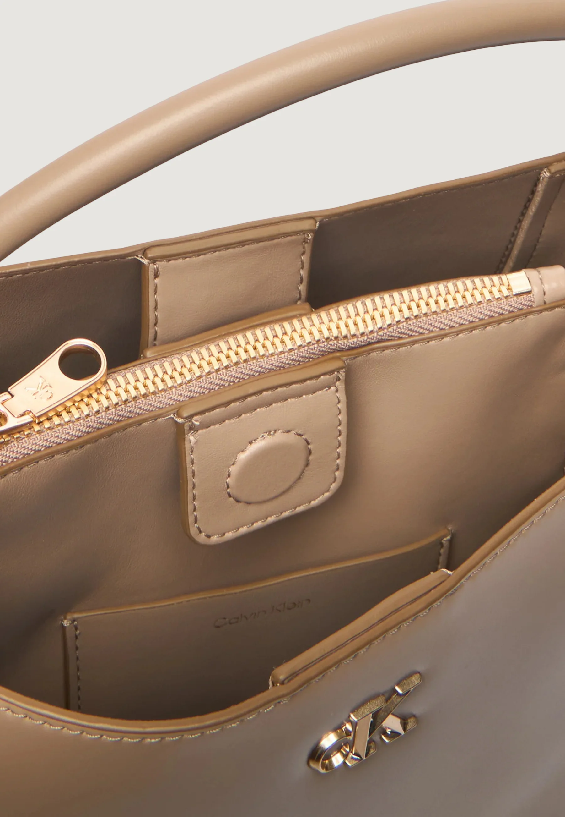 Borsa Calvin Klein CK BUCKET WITH STRAP - Image 2