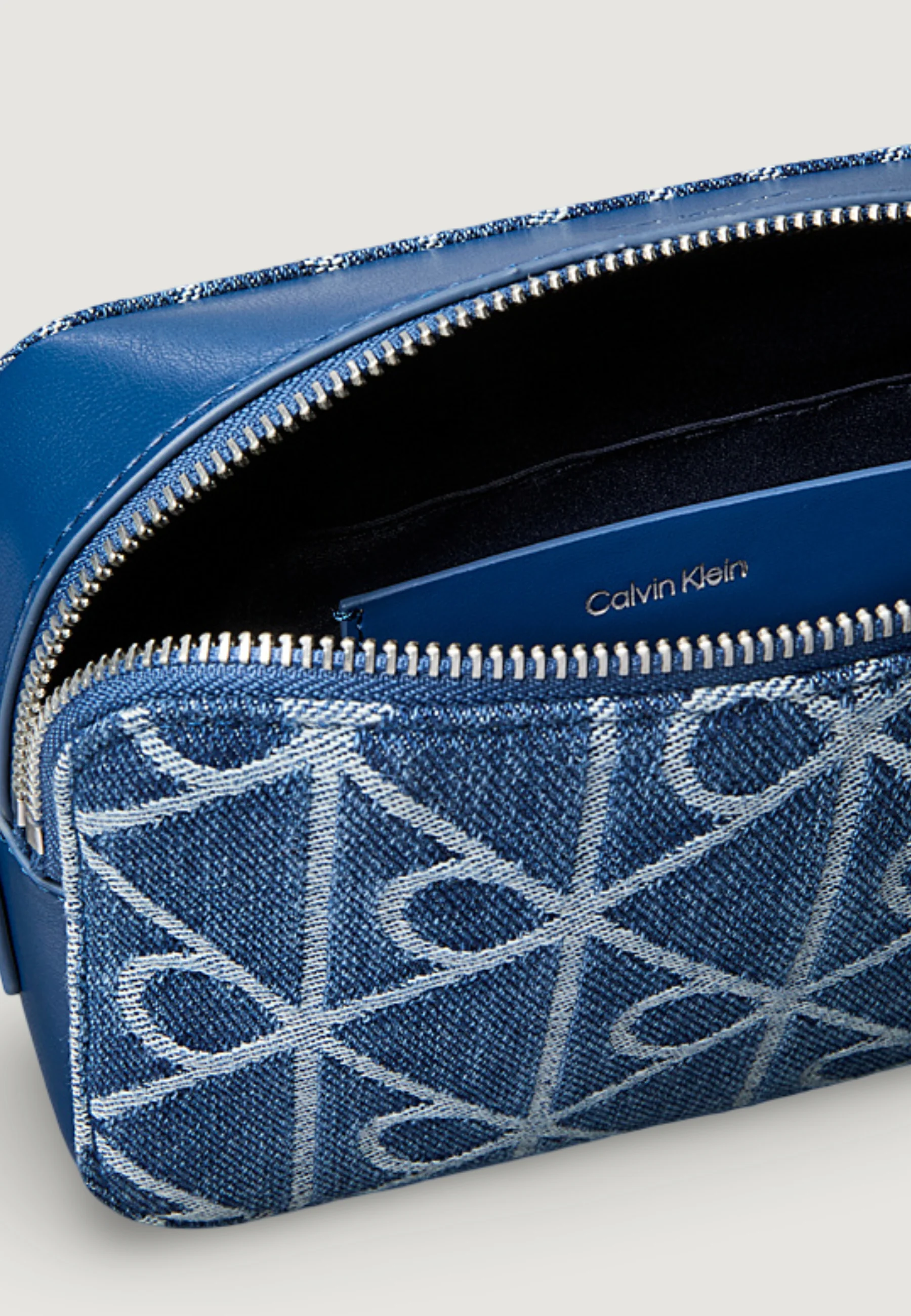 Borsa Calvin Klein EMBLEM AOP CAMERA - Image 3