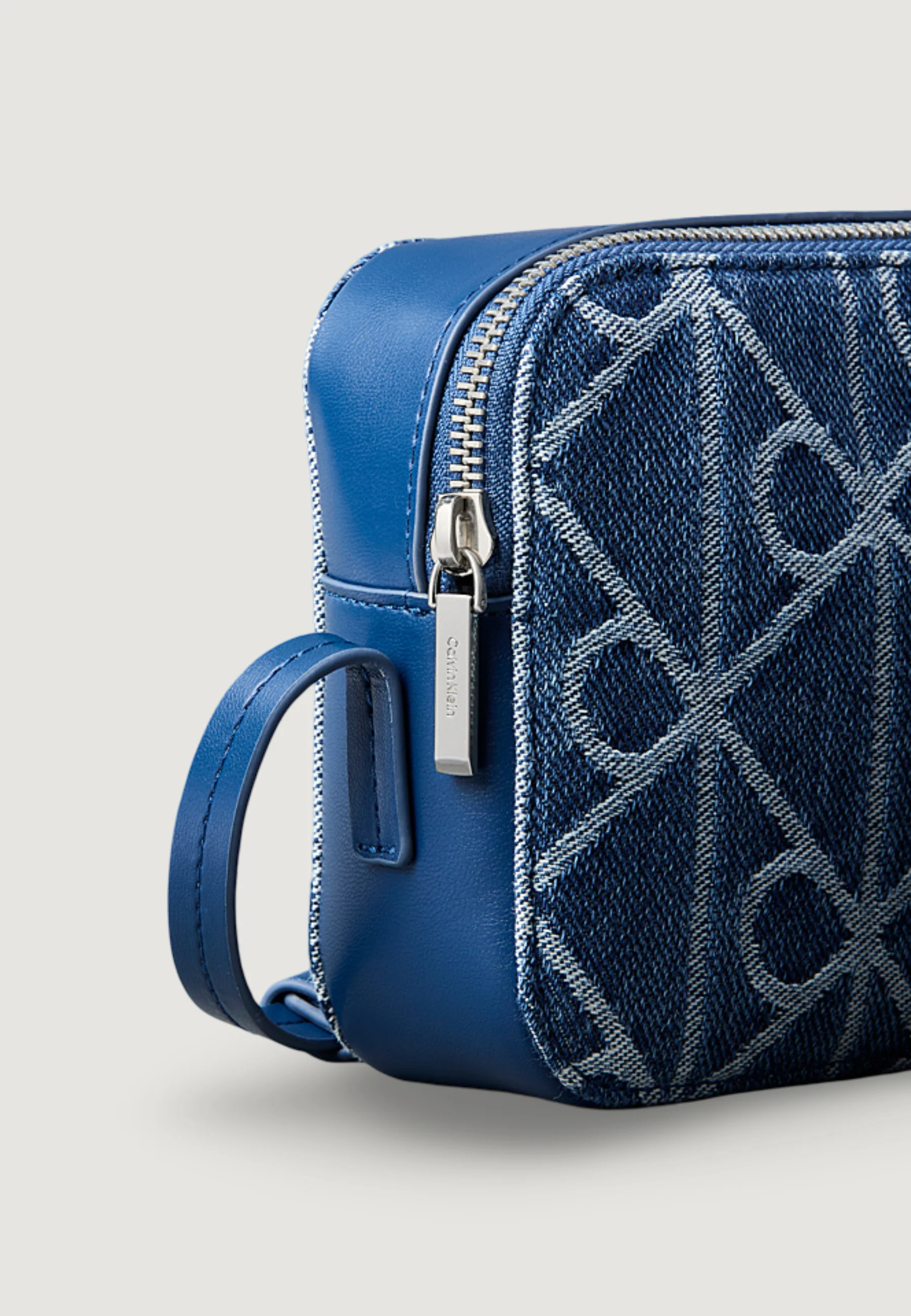 Borsa Calvin Klein EMBLEM AOP CAMERA - Image 4