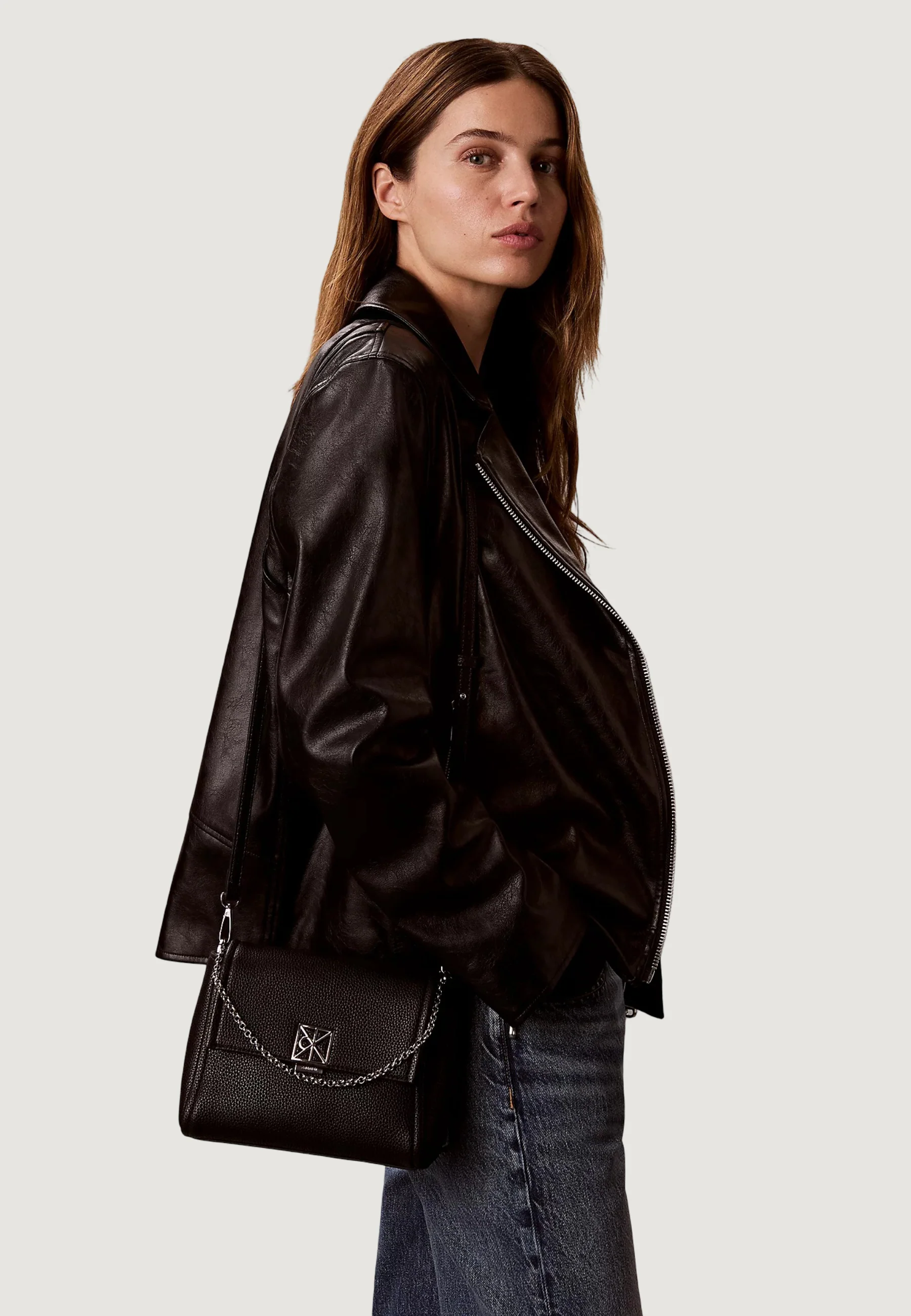 Borsa Calvin Klein EMBLEM HW PEBBLE CROSSBODY 20 - Image 5