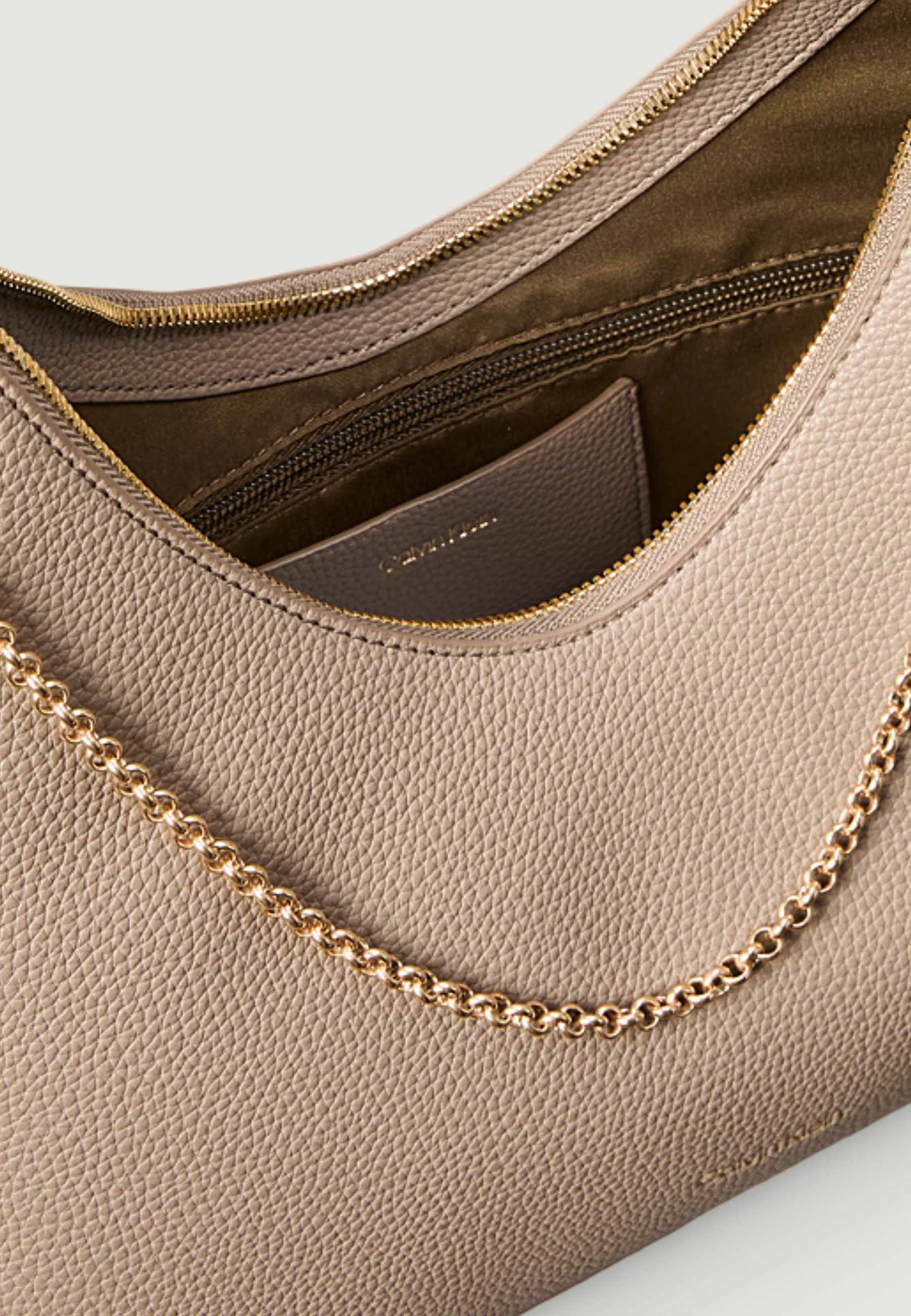 Borsa Calvin Klein EMBLEM HW PEBBLE - Image 3