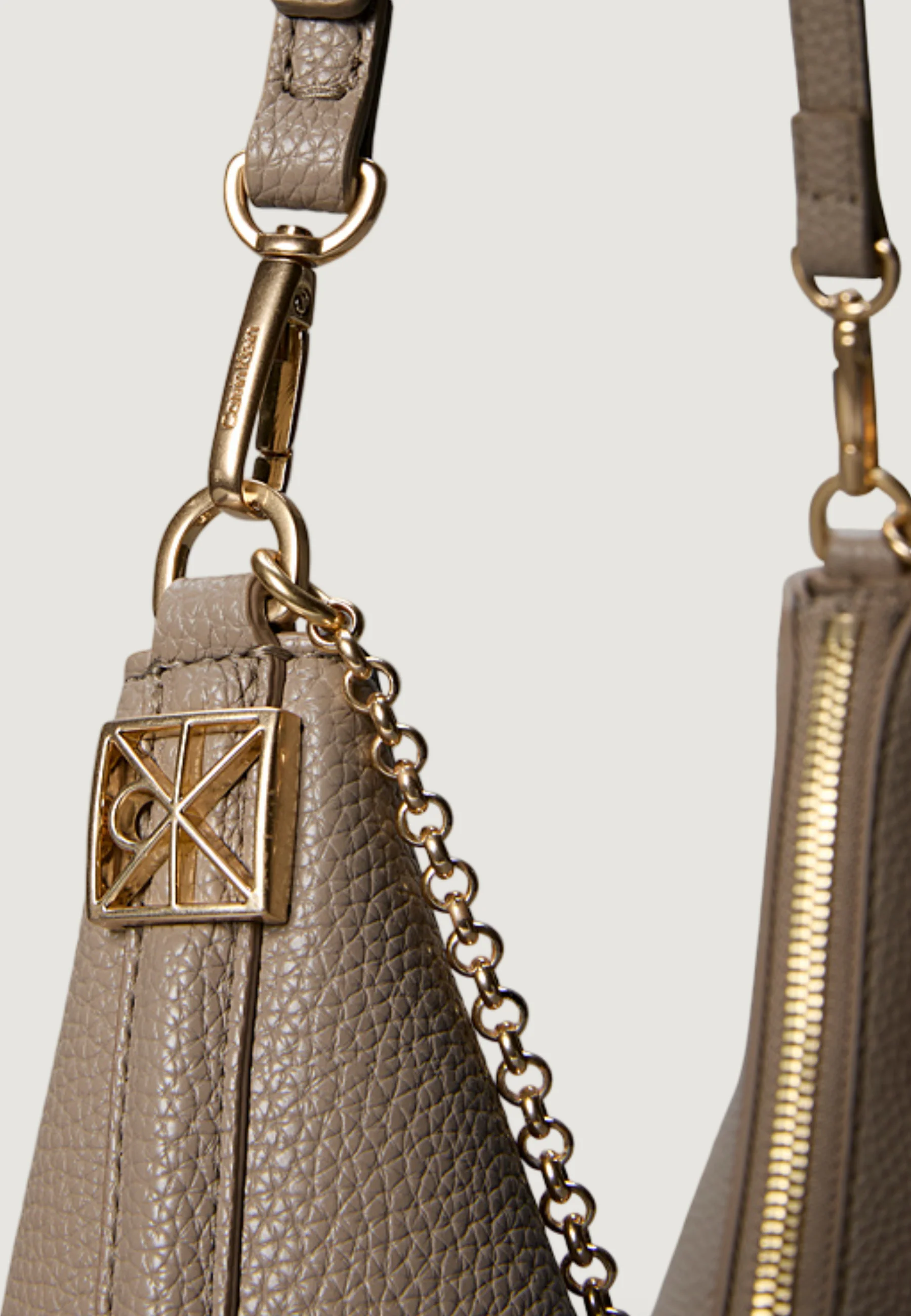 Borsa Calvin Klein EMBLEM HW PEBBLE - Image 4