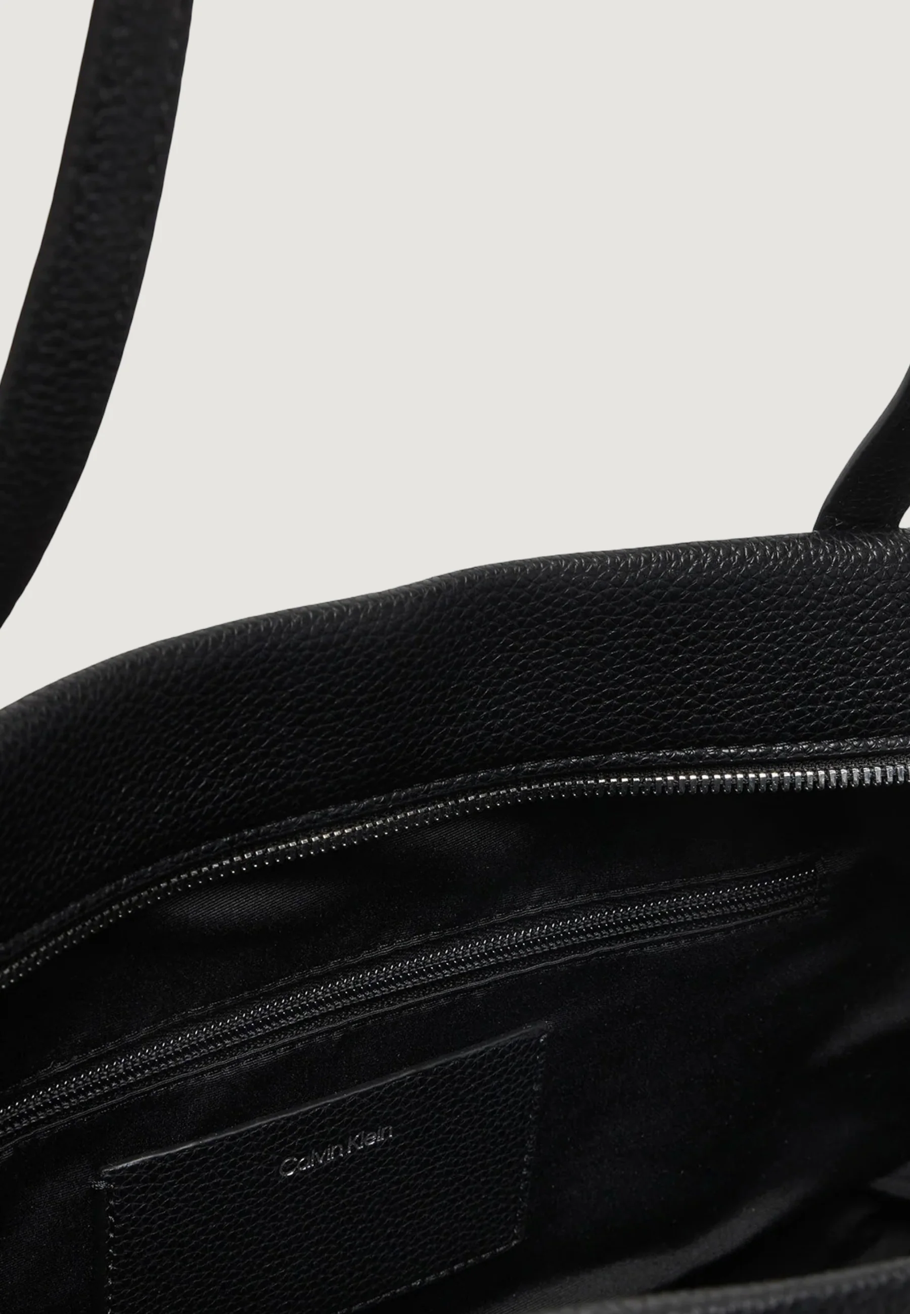 Borsa Calvin Klein EMBLEM HW PEBBLE TOTE - Image 4