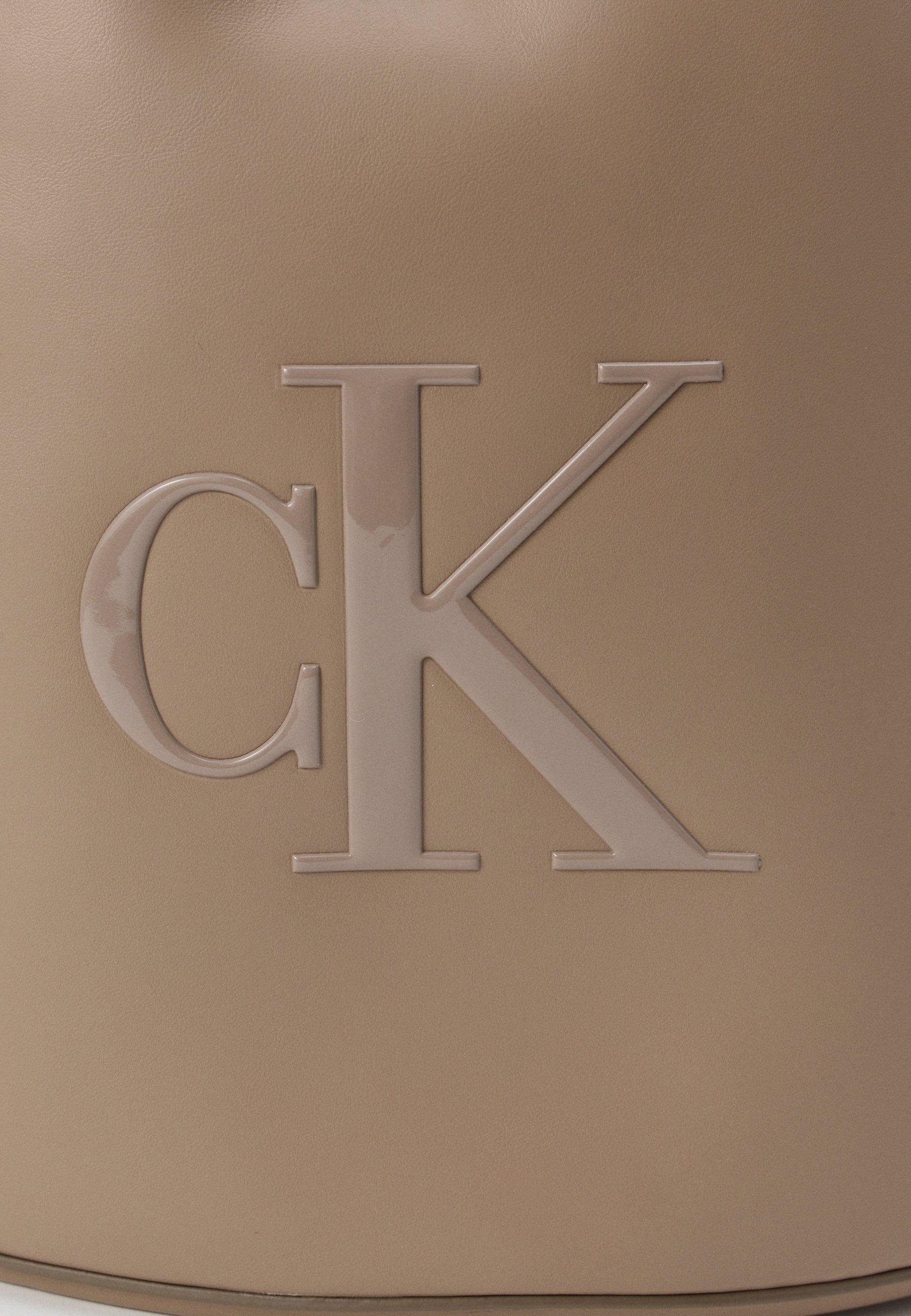 Borsa Calvin Klein RAISED CK LARGE BUCKET - Image 4