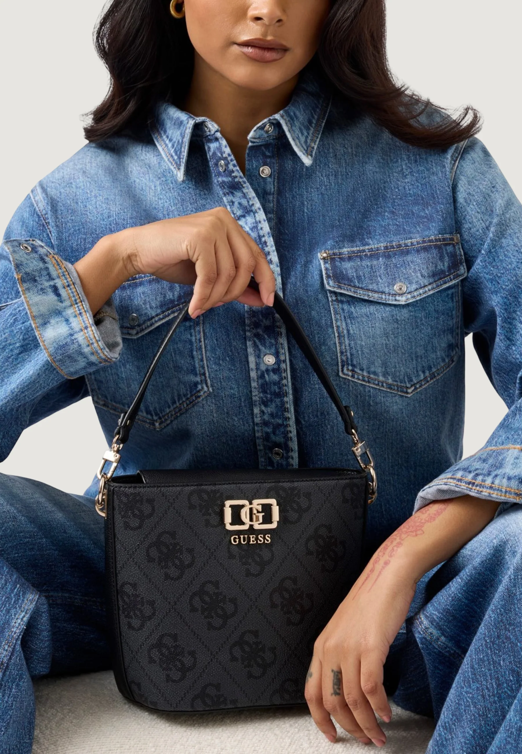 Borsa Guess KARNILLA LOGO BUCKET - Image 5