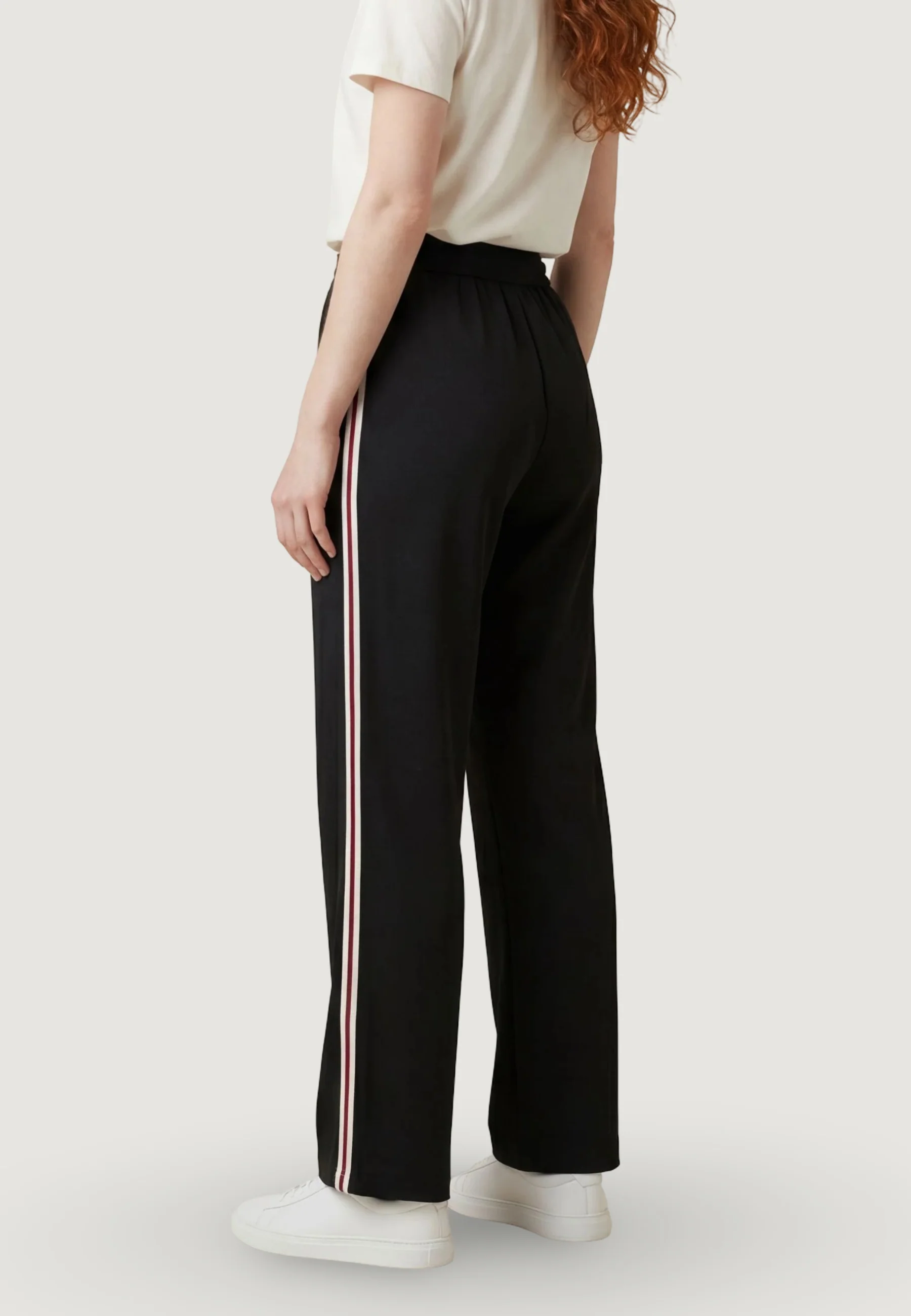 Pantaloni sportivi Guess Active CIRCE STRAIGHT LEG PANT - Image 2