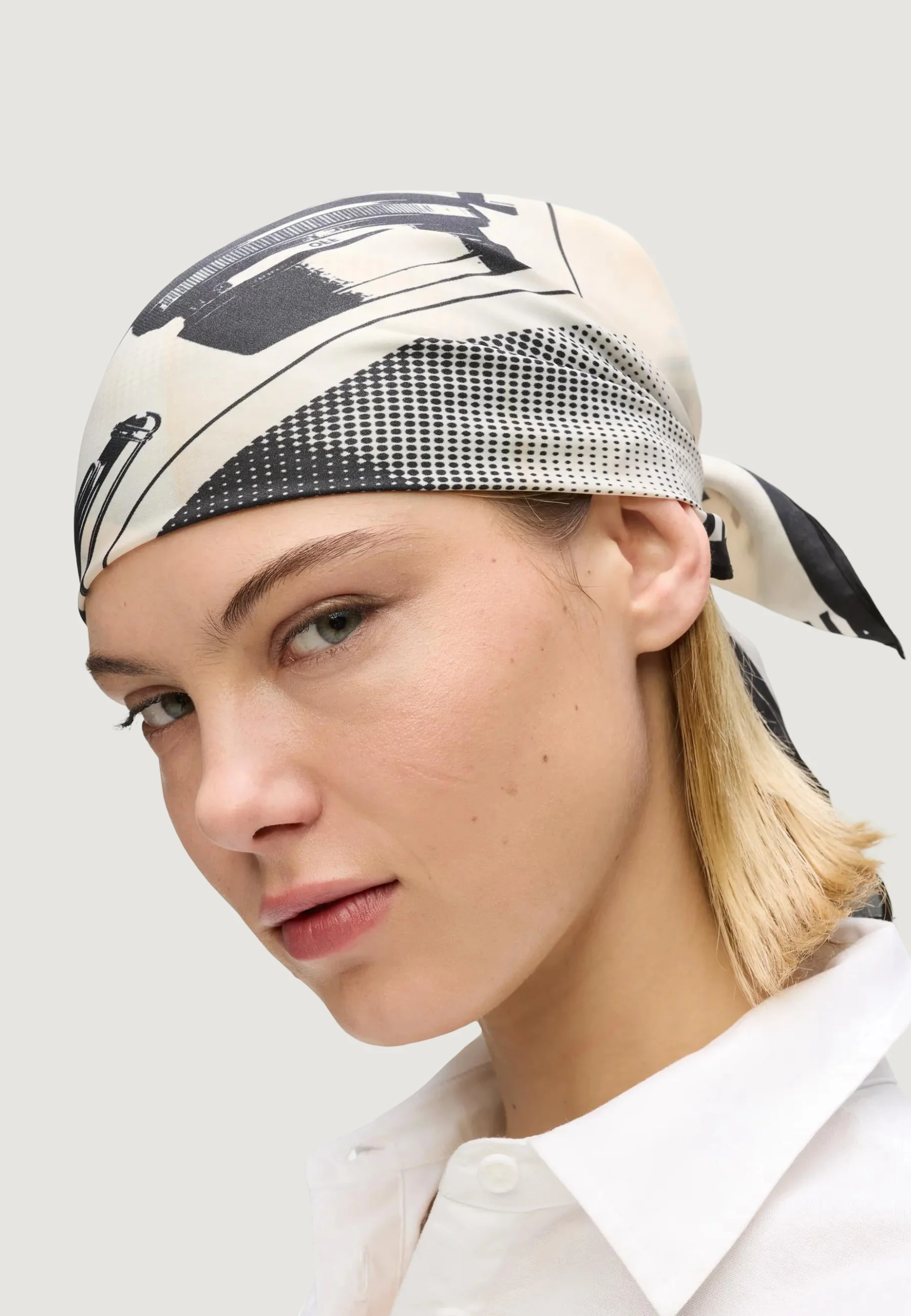 Pashmina Karl Lagerfeld Jeans KLJ Karl Print Bandana - Image 2