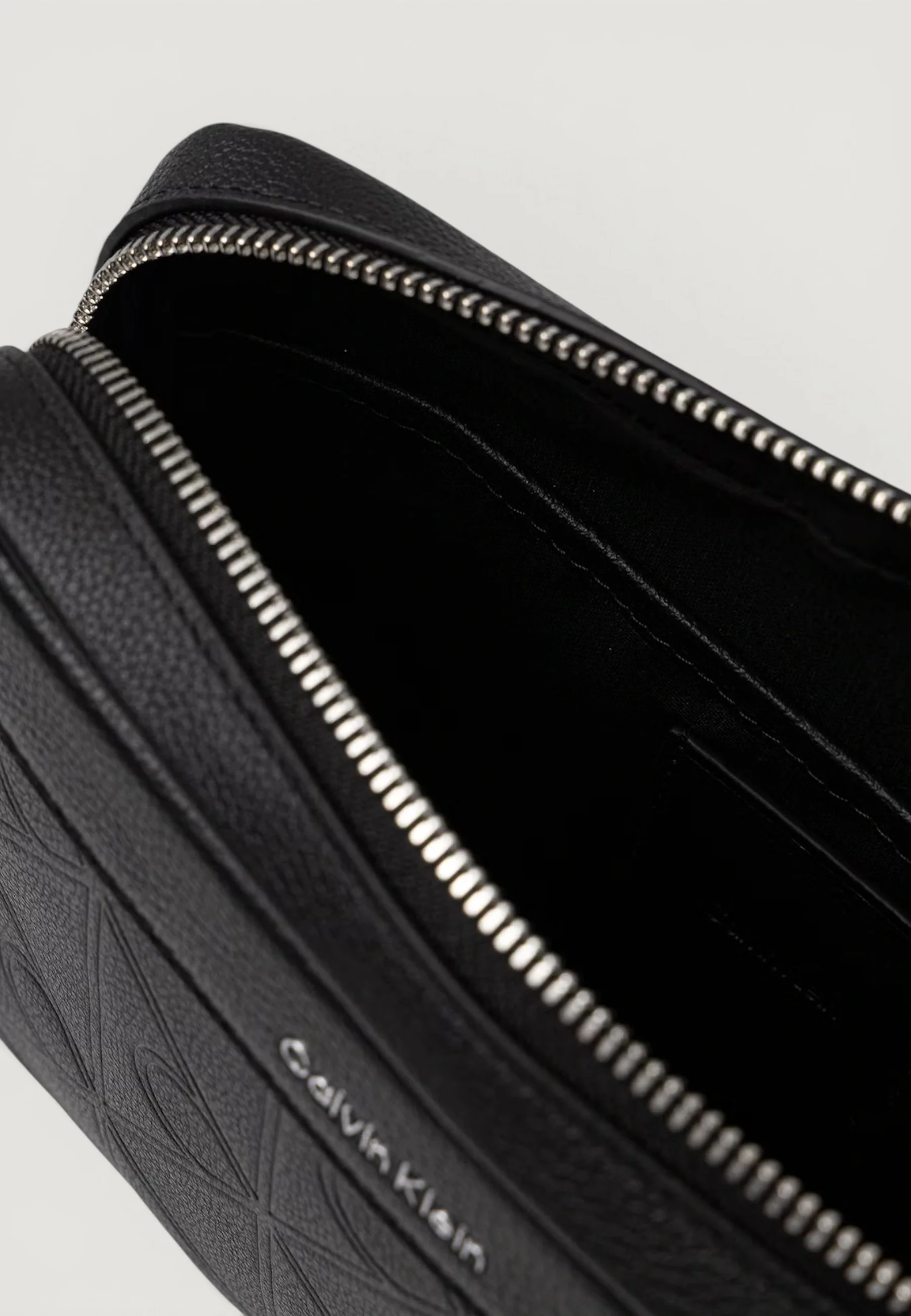 Pochette e beauty Calvin Klein XL EMBLEM AOP EMBO?SS POUCH W/ H - Image 4
