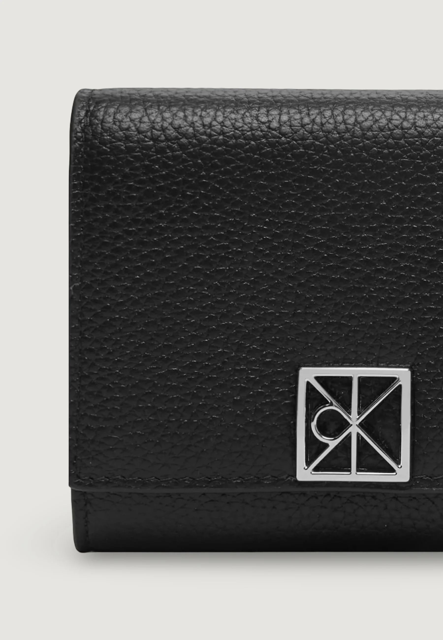 Portafoglio piccolo Calvin Klein EMBLEM HW PEBBLE TRIFOLD W/ZIP - Image 2