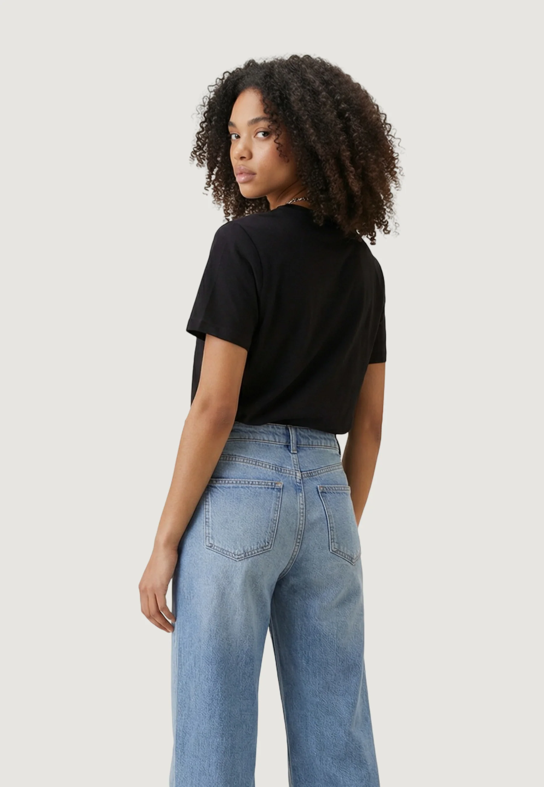 T-shirt Guess SS CN 3D GUESS SCRIPT TEE - Image 3