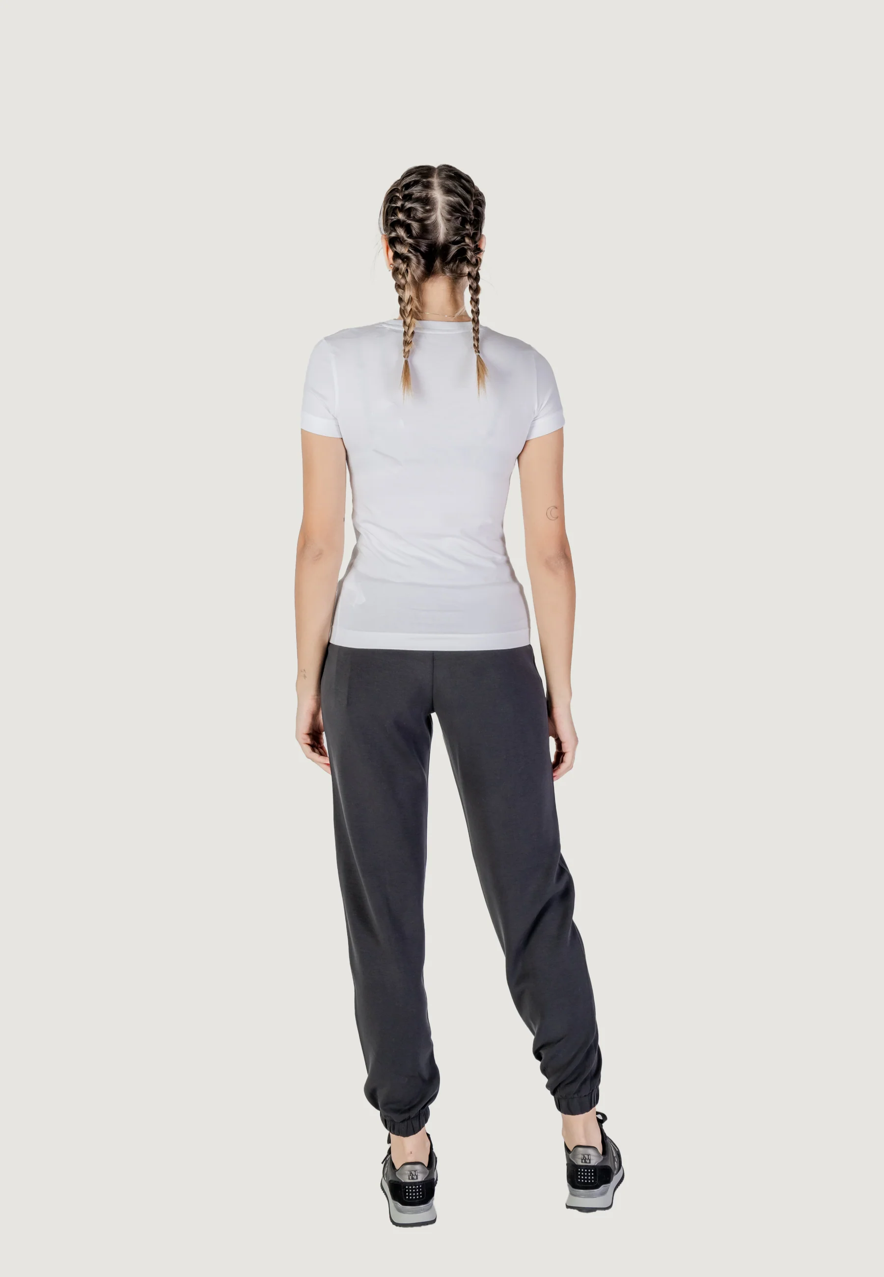 T-shirt Guess SS CN MINI TRIANGLE - Image 8