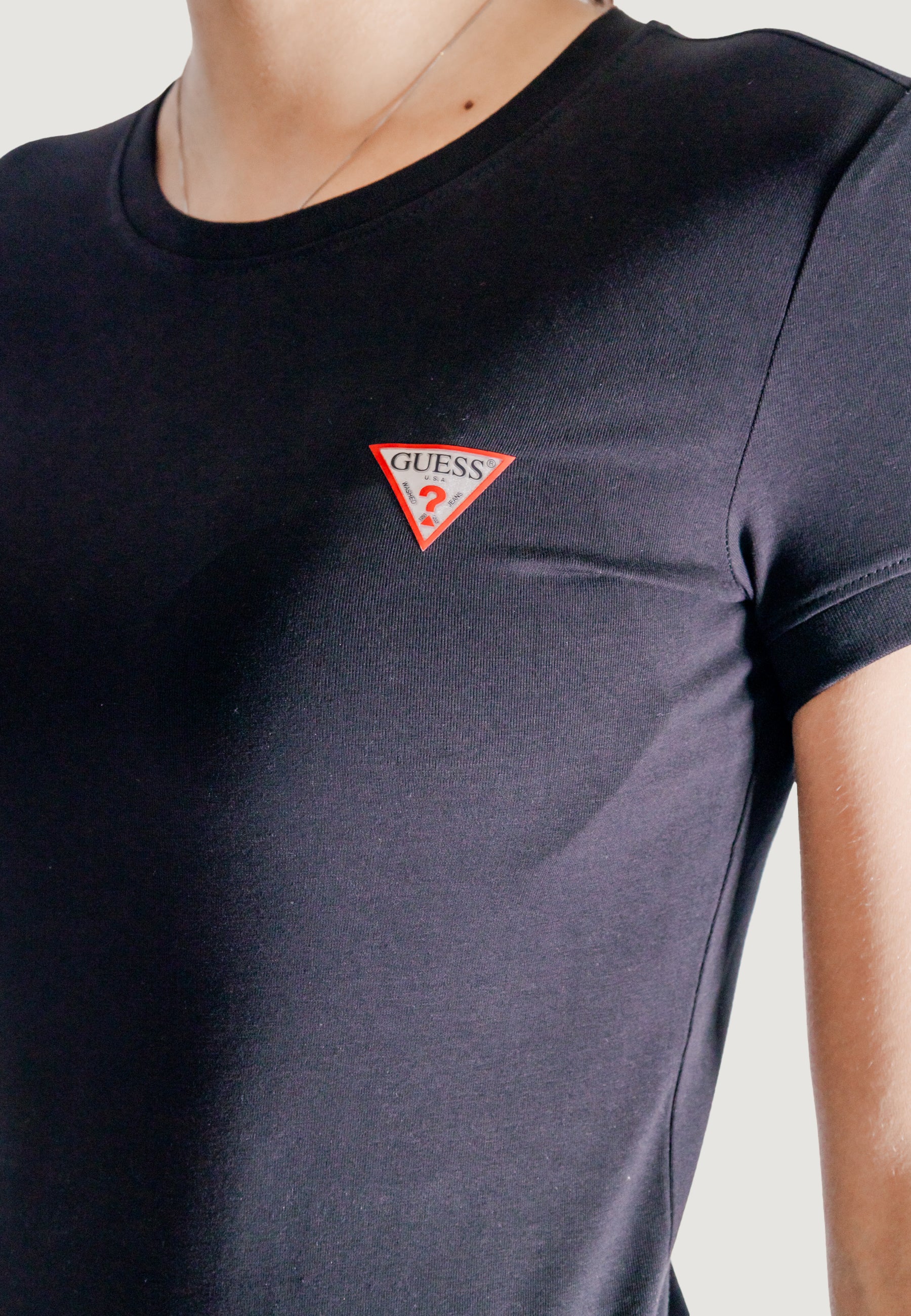 T-shirt Guess SS CN MINI TRIANGLE - Image 7