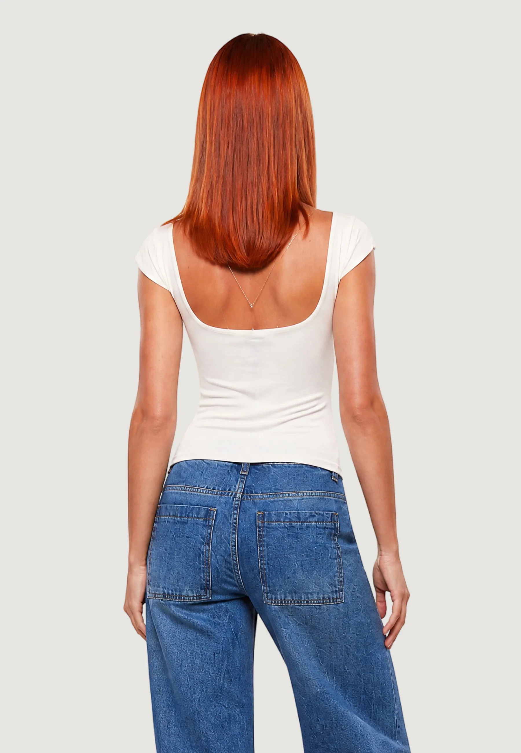 T-shirt I am TOP CON SCOLLO DIETRO - Image 2
